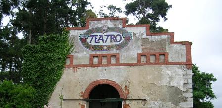 Teatro abandonado en la Isla de Pedrosa