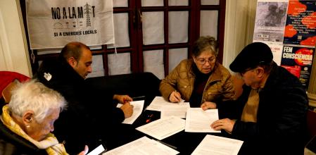 Recogida de firmas contra la MAT.