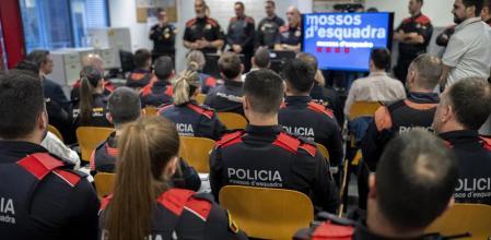 Agentes de los Mossos d'Esquadra Briefing previo al décimo Pla Kanpai en la Comisaria de Sant Andreu, el pasado noviembre