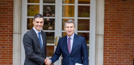 El presidente del Gobierno, Pedro Sánchez, recibe este jueves al líder del PP, Alberto Núñez Feijóo, en el Palacio de la Moncloa para abordar la seguridad en Europa y el gasto en defensa en la que es su primera reunión a solas desde 2023.