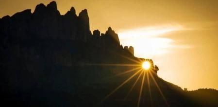 Jordi Calsina explica que hoy se vive con expectación en Castellbell i el Vilar, en el Bages, el fenómeno de la flor de sol encajada en la Roca Foradada de Montserrat,