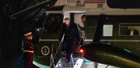 El presidente Donald Trump y la primera dama Melania descienden del helicóptero que los dejó en la Casa Blanca la noche de este lunes&nbsp;