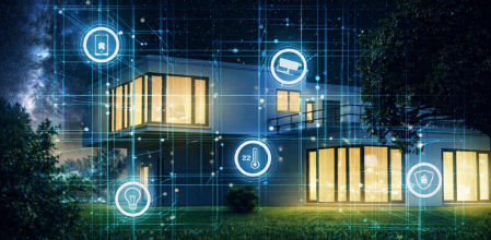 Casa moderna inteligente iluminada de noche con iconos holográficos de domótica conectada