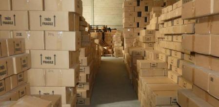 Material almacenado en una de las naves para su distribución