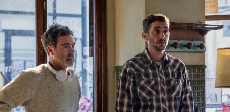 Pol Rodríguez y Enric Auquer en una pausa del rodaje de 'Ravalear'&nbsp;