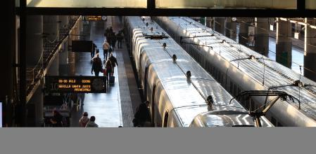 Pasajeros subiendo al AVE con destino Sevilla en la estación de Atocha de Madrid ayer por la mañana