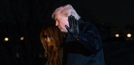 El presidente Donald Trump y la primera dama, Melania Trump, caminan por el jardín sur de la Casa Blanca.
