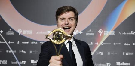 Marc Giró posa con el Iris a mejor presentador de programas de entretenimiento durante la gala de los Premios Iris 2025, de la Academia de Televisión y de las Ciencias y las Artes del Audiovisual