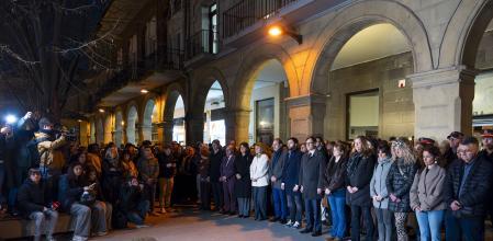 El respetuoso minuto de silencio en el día más triste de la historia reciente de Manlleu