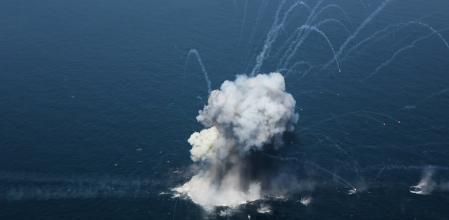 Una foto facilitada por la web oficial del Cuerpo de la Guardia Revolucionaria Islámica (CGRI) de Irán, muestra al CGRI realizando un ejercicio militar en el estrecho de Ormuz, al sur de Irán