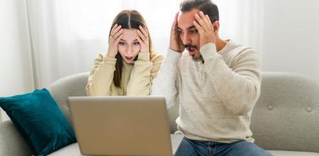 Una pareja se lleva las manos a la cabeza con las rebajas descomunales de AliExpress