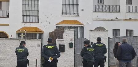 Vista de la vivienda de Gerena (Sevilla), sobre la que unos desconocidos han disparado esta pasada madrugada más de 40 veces con armas de gran calibre. 