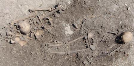 Una niña de entre 8 y 10 años fue colocada boca arriba junto a una joven adulta, pariente de tercer grado