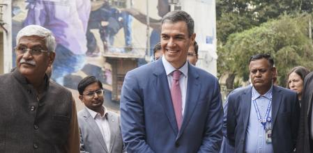 El presidente del Gobierno de España, Pedro Sánchez (c), inaugura un mural hispano-indio de arte callejero del artista español Suso33, en el distrito Lodhi de Nueva Delhi, en el marco de su viaje oficial a la India y de las actividades del Año Dual España-India. EFE/Lucía Goñi