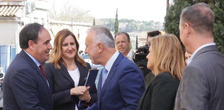 El president Pérez Llorca saluda al ministro Torres en presencia de la alcaldesa de València Catalá, la delegada del Gobierno Bernabé y el alcalde de Riba-roja y anfitrión, Robert Raga en la comisión&nbsp;