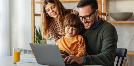 Un padre compra unas consolas a sus hijos a través de AliExpress