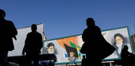 Peatones frente a carteles que muestran al ayatolá Jomeini en el centro de Irán