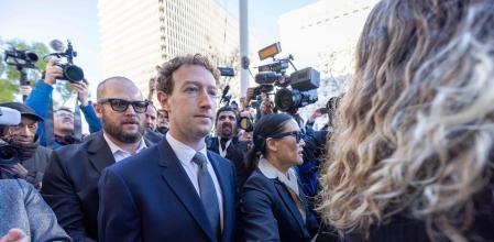 Mark Zuckerberg, escoltado por personas que van con las gafas de IA, en el momento de llegar al tribunal federal de Los Angeles este miércoles&nbsp;