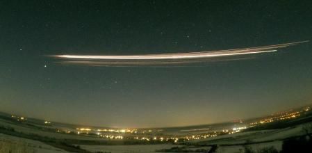 Una exposición de 30 segundos tomada desde Collm, Sajonia, muestra la etapa superior del Falcon 9 reingresando a la atmósfera sobre Berlín el 19 de febrero de 2025&nbsp;