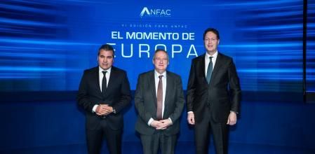 El ministro de Industria, Jordi Hereu, flanqueado por el presidente de Anfac, Josep Maria Recasens y el presidente de ACEA Ola Kallënius en el Foro Anfac 2026