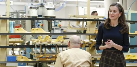La reina Letizia, este jueves, en las instalaciones de la firma de calzado Pedro García, en Elda (Alicante)&nbsp;