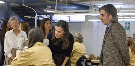 La reina Letizia ha arropado este jueves el calzado hecho en España con una visita a la fábrica de zapatos de lujo de mujer Pedro García&nbsp;