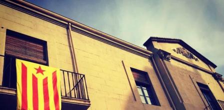 Una estelada cuelga del edificio del Ayuntamiento de Verges