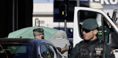 La Guardia Civil ha iniciado un registro en el domicilio del hombre detenido como presunto autor del doble asesinato de su exmujer de 48 años y su hija de 12 en Xilxes (Castellón)&nbsp;