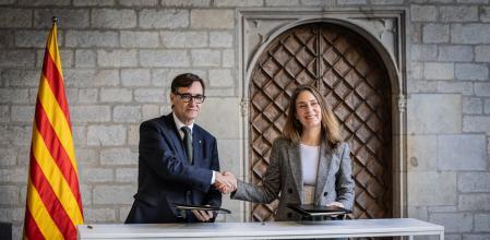 El president Salvador Illa y la líder de Comuns, Jéssica Albiach, ayer en la firma del acuerdo en Palau