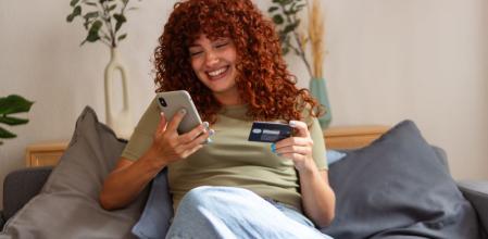 Esta chica sonríe mientras se da un capricho tecnológico a través de AliExpress