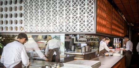 Restaurant Disfrutar, foto d'ambient de la cuina.