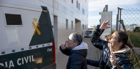 Varias personas sordomudas a las puertas de la Sede Judicial de Vila-real increpan al hombre detenido por supuestamente asesinar a su exmujer de 48 años y a su hija de 12 en Chilches&nbsp;