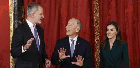 El rey Felipe IV y la reina Letizia conversan con el presidente de Portugal, Marcelo Rebelo de Sousa, antes del almuerzo que tiene lugar este viernes en el Palacio Real.&nbsp;