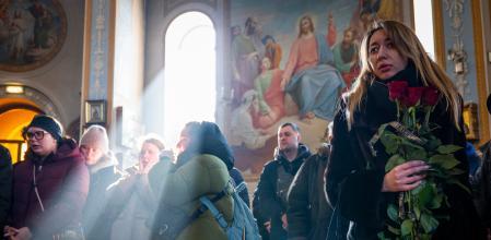 Familiares y amigos en el funeral de Alexander Krasikov en la Iglesia de San Pedro y San Pablo de Kyiv