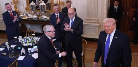 El presidente Donald Trump habló este viernes con los periodistas tras su reunión con la asociación nacional de gobernadores&nbsp;