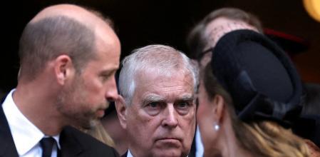 El expríncipe Andrés en el centro, entre el heredero al trono Guillermo y su exesposa, Sarah Ferguson