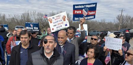 Personas hablando durante una manifestación para exigir el fin de la detención de familias migrantes en Dilley, Texas