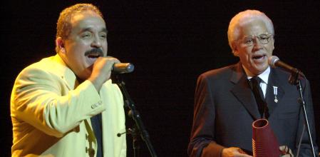 Los músicos de salsa, Willie Colón, de Puerto Rico (izquierda), y el dominicano Johnny Pacheco en un concierto en el 2002.&nbsp;