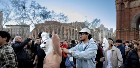 Algunos de los asistentes que se dejaban fotografiar encantados con sus máscaras