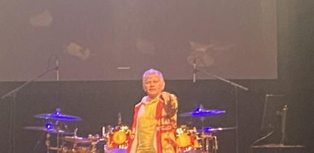 Zak Starkey se dirige a uno de los espectadores que la noche del viernes pudieron hacer pregunfrtas en el Gramercy Theater de Nueva York 