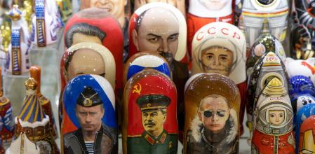 Matrioshkas de recuerdo presiden las tiendas de souvenirs rusas