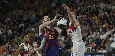 VALENCIA, 21/02/2026.- El alero del Barcelona Tornike Shengelia (c) entra a canasta ante la defensa de los jugadores del Baskonia durante el partido de semifinales de la Copa del Rey de Baloncesto que Barcelona y Baskonia disputan este sábado en el Roig Arena, en Valencia. EFE/ Manuel Bruque
