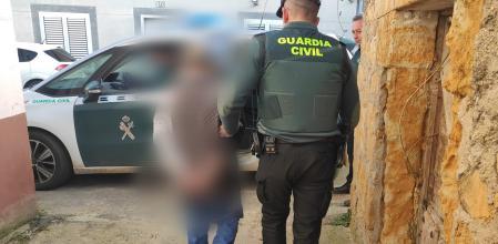 El supuesto autor del crimen de un hombre de 70 años en el municipio zamorano de Peleas de Abajo es trasladado por la Guardia Civil&nbsp;