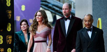 Los príncipesdeGales llegan con Jane Millichip, directora ejecutiva de la Academia Británica de Cine y Televisión, y el Lord Teniente del Gran Londres, Ken Olisa, a los BAFTA