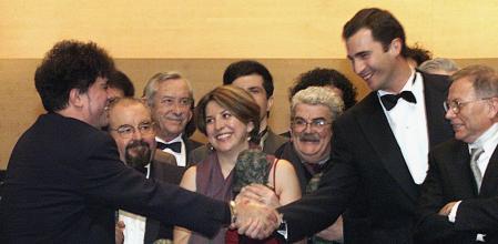 Padro Almodóvar, ganador de los Goya del 2000, saluda al príncipe Felipe, al que cantaría cumpleaños feliz en plena gala