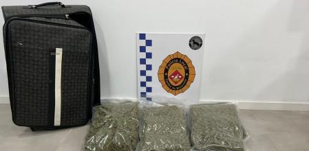 La policia local ha intervenido droga y dinero.