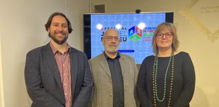 Marc Travé y Pablo Gómez, codirectores del Festival del Joc del Pirineu, con la concejala Gemma Tó.