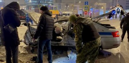 Los investigadores examinan un coche de la policía de tráfico dañado por una explosión este 24 de febrero junto a la estación de tren de Saviólovo, en Moscú&nbsp;