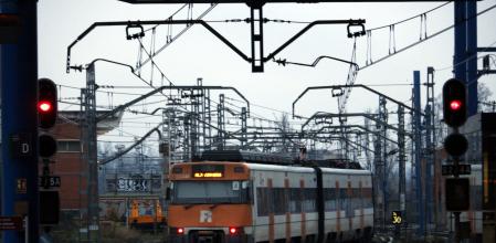 Un tren de la RL3 sale de la estación de Lleida en dirección a Cervera.