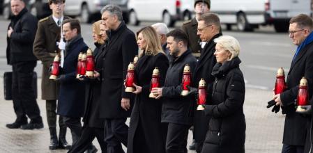 La delegación europea, encabezada por Ursula von der Leyen y António Costa, participa en el homenaje en Kyiv por los cuatro años de guerra
